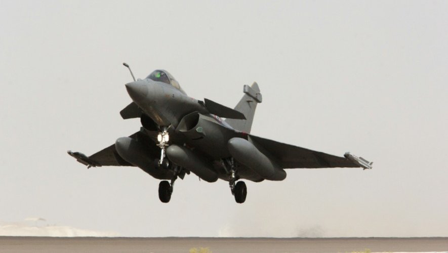 Photo fournie le 8 septembre 2015 par le service de presse de l'armée, d'un Rafale au décollage d'une base dans le Golfe à destination de la Syrie