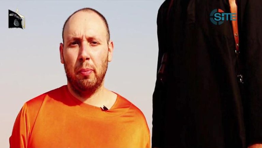 Capture d'écran provenant d'une vidéo publiée par l'Etat Islamique et identifiée par le centre américain de surveillance des sites islamistes SITE 
le 2 septembre 2014, montrant 
un homme présenté comme étant  le journaliste américain Steven Sotloff