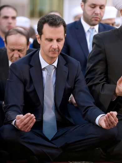 Photo fournie par l'agence officielle syrienne Sana montrant le président Bachar al-Assad lors de la prière de l'Aïd al-Adha, le 24 septembre 2015 à la mosquée de Damas