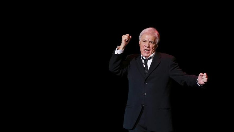L'humoriste Guy Bedos sur la scène de l'Olympia, le 23 décembre 2013 à Paris, pour ses adieux au one-man-show