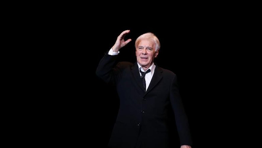 L'humoriste Guy Bedos sur la scène de l'Olympia, le 23 décembre 2013 à Paris, pour ses adieux au one-man-show