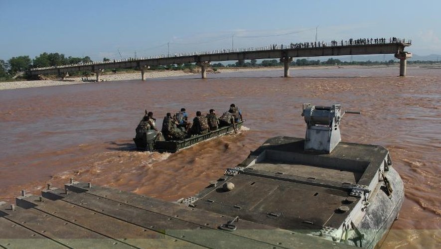 Des soldats indiens installent un pont provisoire sur le fleuve Tawi, après les violentes inondations, le 9 septembre 2014 à Phallian Mandaal