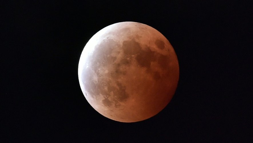 Eclipse lunaire vue de Tokyo le 8 octobre 2014