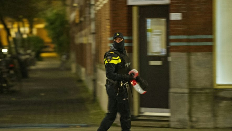 Un policier lors de l'arrestation d'Anis Bahri, un Français de 32 ans à Rotterdam, le 27 mars 2016