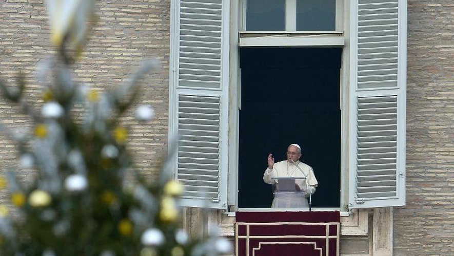 Le pape François le au balcon de ses appartements privés  22 décembre 2013 place Saint-Pierre à Rome