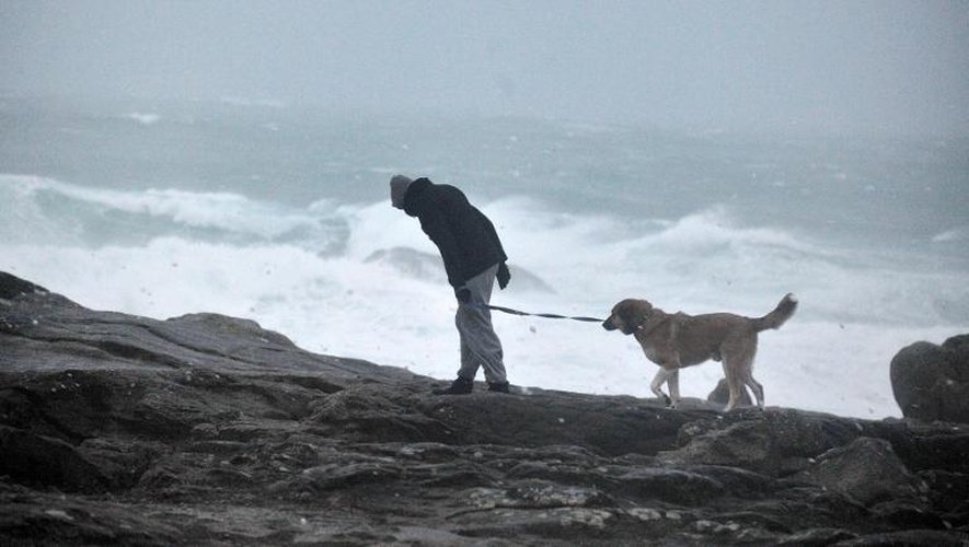 Un homme promène son chien à Saint-Guénolé le 23 décembre 2013