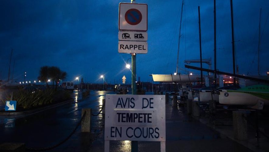 Un écriteau "avis de tempête" à Saint-Malo le 23 décembre 2013