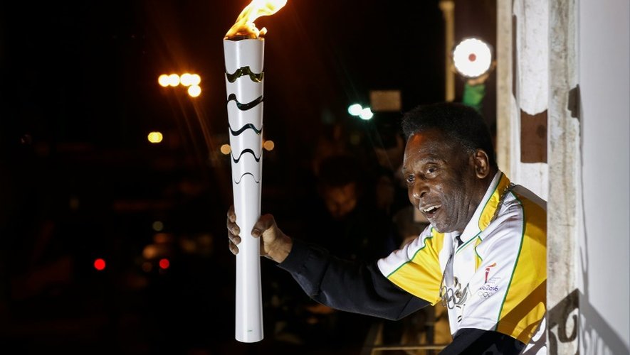 Le "Roi" Pelé exhibe la flamme olympique depuis le musée qui porte son nom à Santos, le 22 juillet 2016