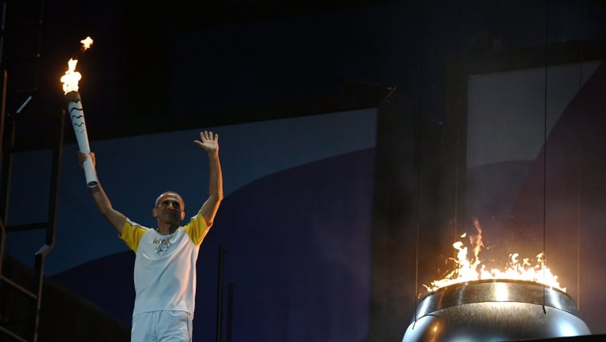 L'ex-marathonien Vanderlei Cordeiro, après avoir allumé la vasque olympique, lors de la cérémonie d'ouverture des Jeux Olympiques au stade Maracana à Rio de Janeiro le 5 août 2016