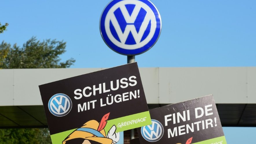 Un activiste tient une banderole devant le siège de Volkswagen à Wolfsburg, le 25 septembre 2015