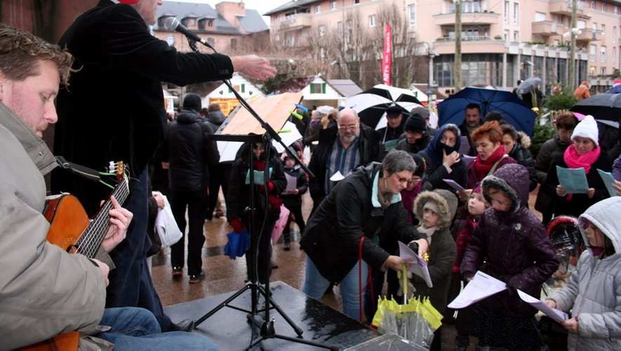 Près de 70 personnes ont rejoint la chorale, près de la mairie de Rodez.