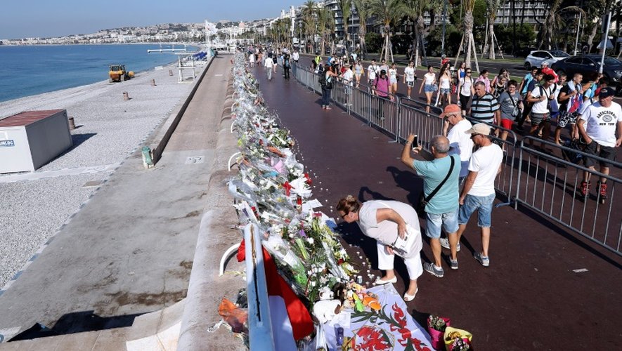 Des fleurs et des messages déposés le 19 juillet 2016 sur la Promenade des Anglais à Nice, en hommage aux victimes de l'attentat