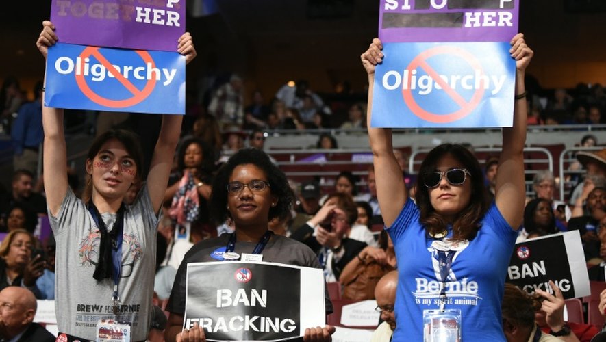 Des soutiens de Bernie Sanders brandissent des pancartes contre Hillary Clinton pendant la convention démocrate, à Philadelphie, en Pennsylvanie, le 27 juillet 2016