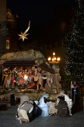 La crèche géante sur la place Saint-Pierre de Rome, le 24 décembre 2013