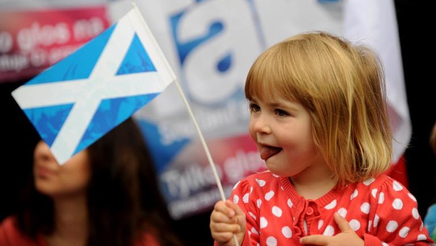 Une petite fille agite un drapeau écossais, le 9 septembre 2014 à Edimbourg
