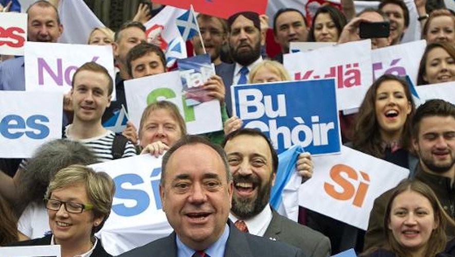 Le chef des indépendantistes écossais, Alex Salmond, avec des partisans de l'indépendance, le 9 septembre 2014 à Edimbourg