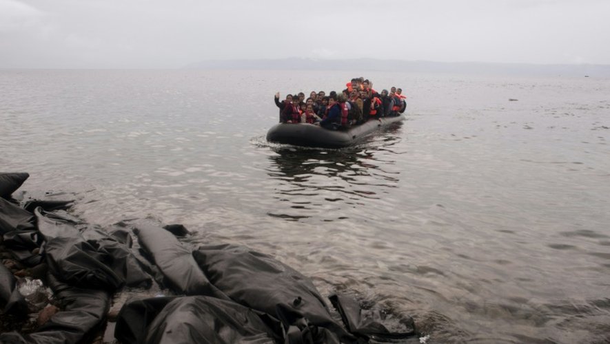 Des migrants sur une embarcation à Mytilène en Grèce le 23 septembre 2015
