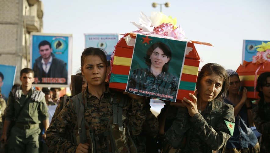 Des Kurdes portent le cercueil d'une combattante morte dans la bataille de Minbej, à Qamishli (nord-est de la Syrie) le 21 juillet 2016