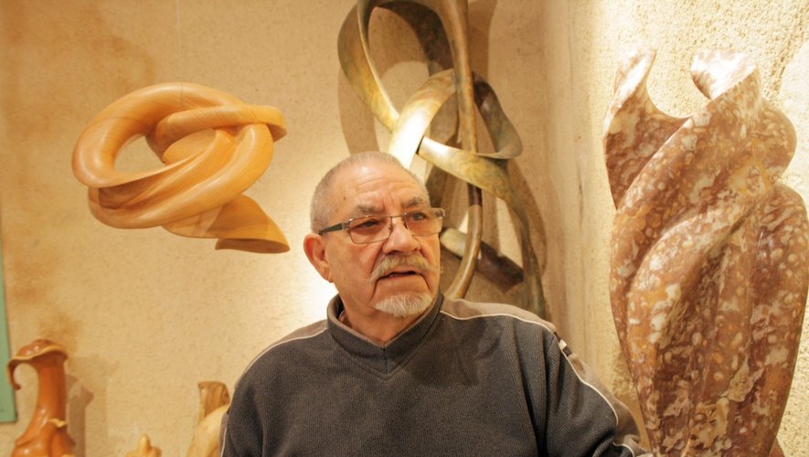 José Ballester expose ses oeuvres au premier étage de son atelier, place Bernard-Lhez à Villefranche-de-Rouergue.