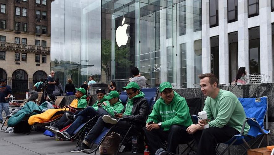 Des personnes attendent devant l'Apple Store sur la 5e avenue à New York, le 9 septembre 2014