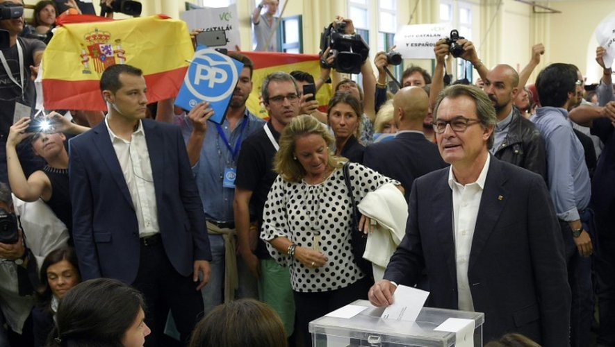 Le président sortant de la Généralité de Catalogne Artur Mas dépose son bulletin de vote dans l'urne à Barcelone le 27 septembre 2015