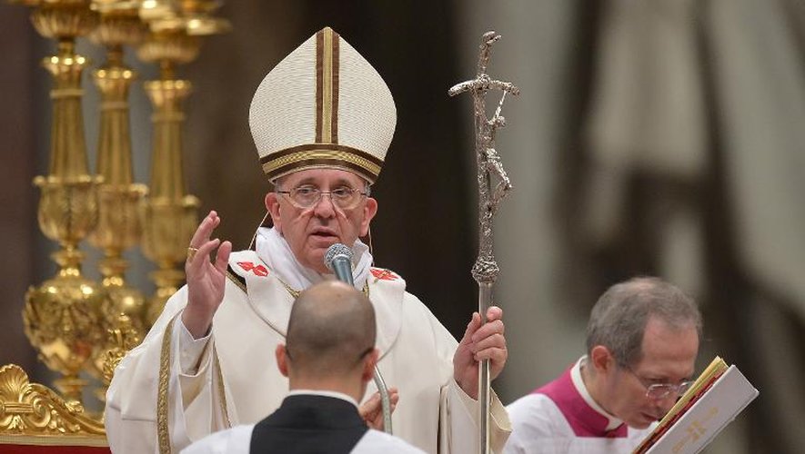 Le pape François pendant la messe de minuit le 24 décembre 2013 à la basilique Saint-Pierre à Rome