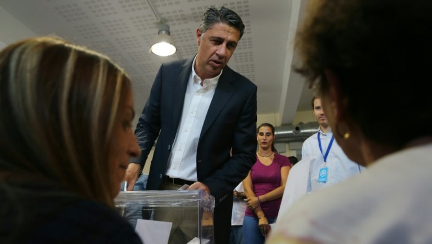 Le candidat du parti populaire Xavier Garcia Albiol dépose son bulletin dans l'urne le 27 septembre 2015 à Badalone