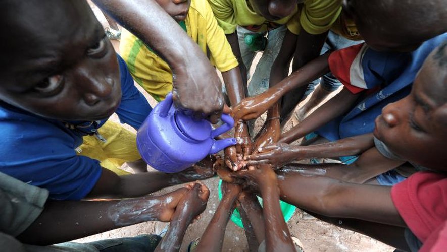 Des Sénégélais se lavent les mains pour se protéger contre l'épidémie d'Ebola, à Diaobé au Sénégal, le 3 septembre 2014