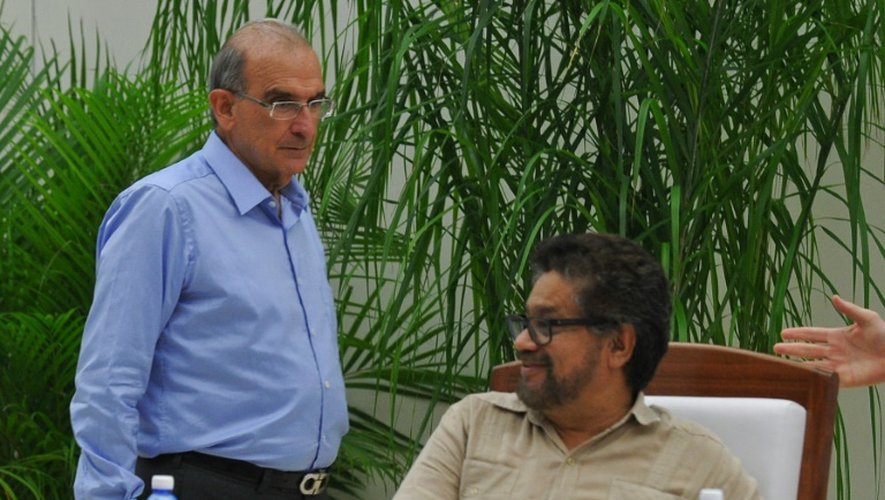 Le chef de la délégation du gouvernement colombien Humberto de la Calle (G) et le responsable FARC Ivan Marquez (D) lors d'une conférence de presse à La Havane (Cuba), le 5 août 2016