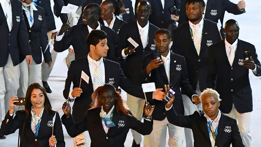 Les membres de la délégation d'athlètes réfugiés pendant la cérémonie d'ouverture des Jeux Olympiques au stade Maracana, à Rio de Janeiro, le 5 août 2016