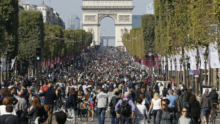 Des promeneurs et des cyclistes sur les Champs-Elysées pour la première "journée sans voiture" à Paris le 27 septembre 2015