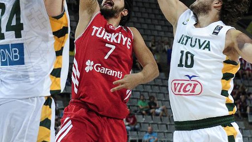 La défense de la Lithuanie, ici Jonas Valanciunas (L) Simas Jasaitis au contre, a dominé la Turquie de l'ailier Cenk Akyol (N.7) en quart de finale du Mondial de basket, le 9 septembre 2014 au Palau Sant Jordi à Barcelone