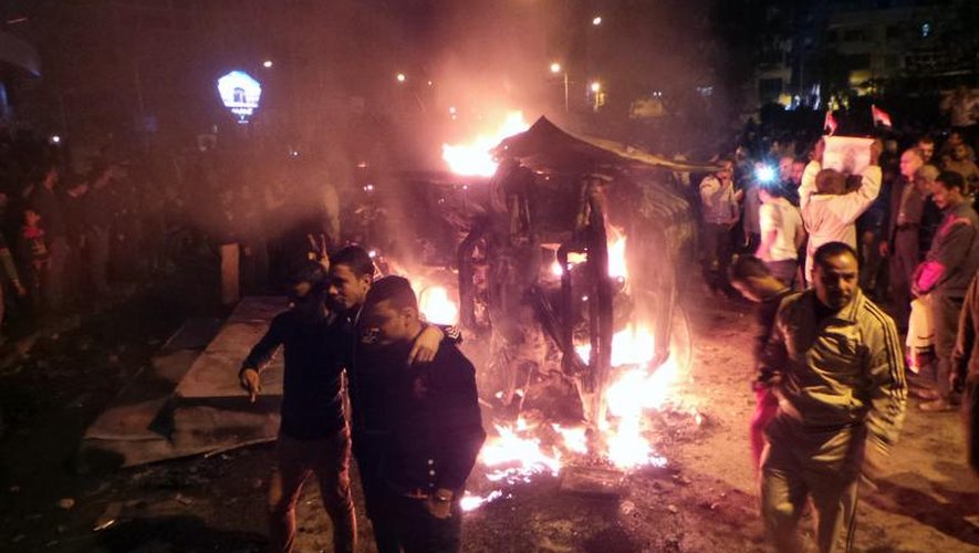 Des manifestants mettent le feu le 24 décembre 2013 à Mansoura à un bus appartenant à un compagnie dont les employés avaient, selon les agresseurs, fait des saluts favorables aux islamistes