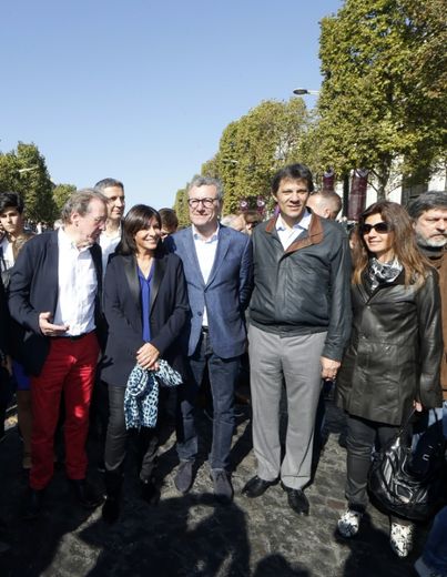 La maire de Paris Anne Hidalgo (2e G) prend la pose aux côtés du maire de Bristol Georges Ferguson (G), du maire de Bruxelles Yvan Mayeur (3e G), du maire de Sao Paulo Fernando Haddad (4e G) et de son épouse Ana Estela (D) à Paris le 27 septembre 2015