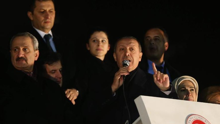 Le ministre de l'Economie Zafer Caglayan et le Premier ministre  Recep Tayyip Erdogan le 24 décembre 2013 à Ankara