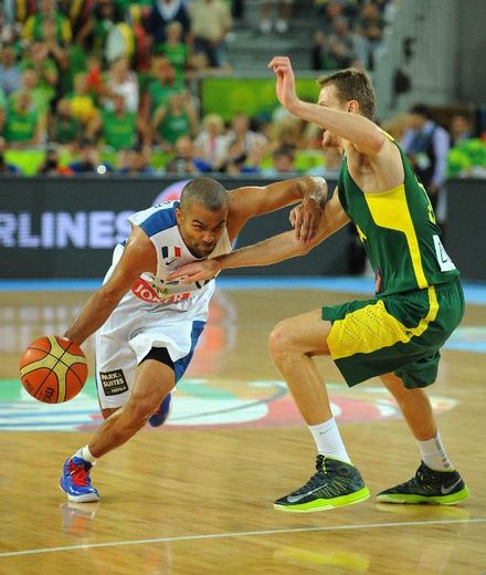 Le Français Tony Parker (g) face au Lituanien Renaldas Seibutis en finale de l'Euro de basket-2013 à Ljubljana, remporté par les Bleus, le 22 septembre 2013