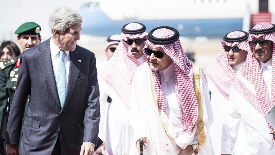 Le secrétaire d'Etat américain John Kerry (g) et le ministre saoudien des Affaires étrangères, le prince Saud al-Faisal, le 27 juin 2014 à Jeddah