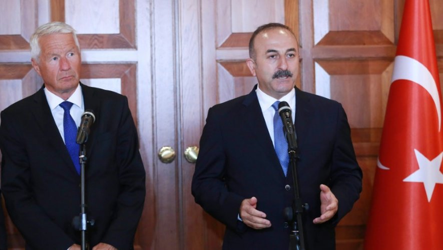 Le Secrétaire général du Conseil de l'Europe Thorbjorn Jagland et le ministre turc des Affaires étrangères Mevlut Cavusoglu lors d'une conférence de presse le 3 août 2016 à Ankara