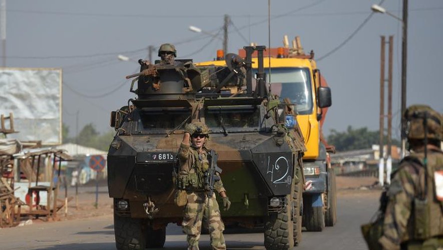 Un blindé de l'armée française patrouille à Bangui, le 25 décembre 2013