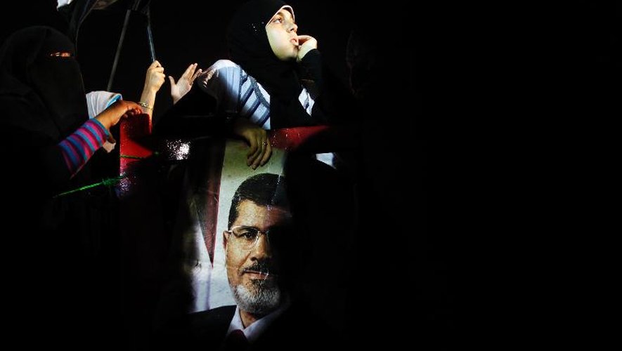 Un partisan des Frères musulmans tient le portrait du président destitué Mohamed Morsi, lors d'un rassemblement le 7 juillet 2013 au Caire