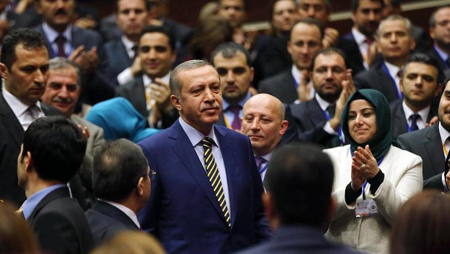 Le Premier ministre turc Recep Tayyip Erdogan (c) lors d'un meeting de son parti l'AKP, le 25 décembre 2013 à Ankara