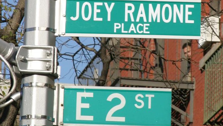 Joey Ramone, le chanteur décédé du groupe de punk The Ramones, a une rue à son nom à New York, ici photographiée le 30 novembre 2003