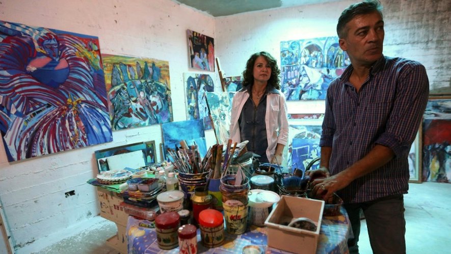 L'artiste peintre libyenne, Najla al-Fitouri, et son mari le peintre Youssef Ftis dans leur atelier à Tripoli, le 12 septembre 2015