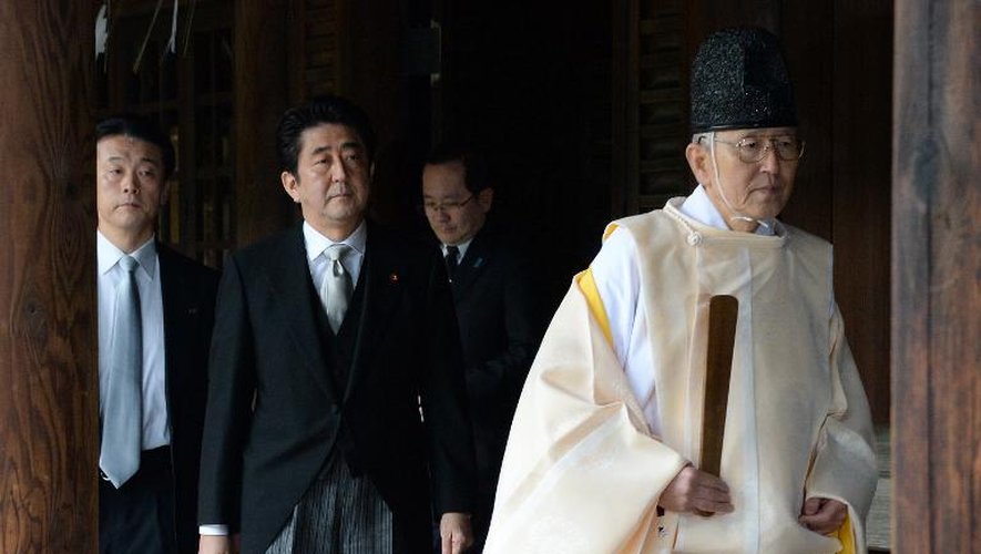 Le Premier ministre japonais, Shinzo Abe (2e g), arrive au sanctuaire Yasukuni, le 26 décembre 2013 à Tokyo