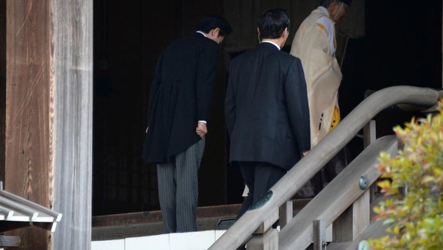Le Premier ministre japonais, Shinzo Abe (g), prie lors de sa venue au sanctuaire Yasukuni, le 26 décembre 2013 à Tokyo
