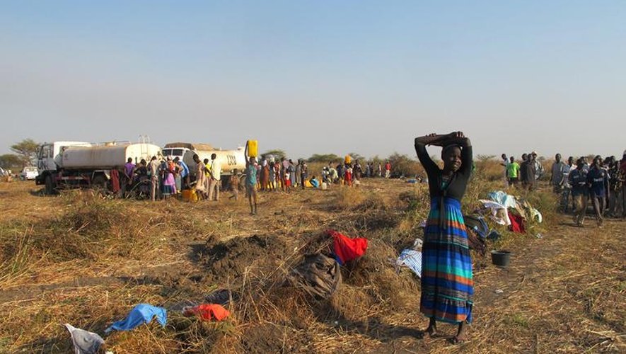 Photo fournie le 25 décembre 2013 par la Mission des Nations Unies au Soudan du Sud (Minuss), de civils venant se ravitailler en eau le 24 décembre 2013 à Bentiu