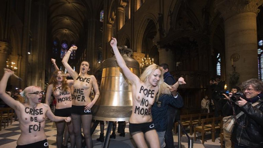 Les Femen et les gardiens de Notre-Dame en attente du jugement