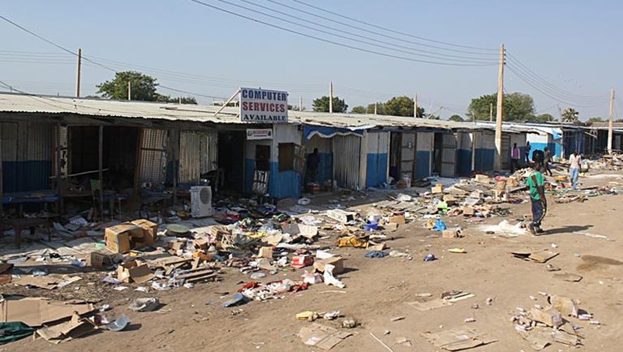 Des magasins détruits par des rebelles, le 25 décembre 2013 à Bor, au Soudan du Sud