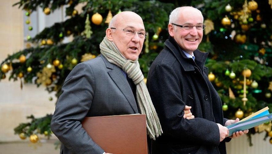 Le ministre du Travail, Michel Sapin (g), quitte l'Elysée, le 23 décembre 2013, à la sortie du Conseil des ministres