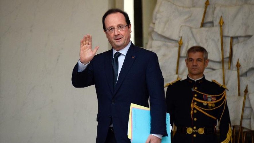 François Hollande sur le perron de l'Elysée, le 23 décembre 2013 à Paris, à la sortie du Conseil des ministres